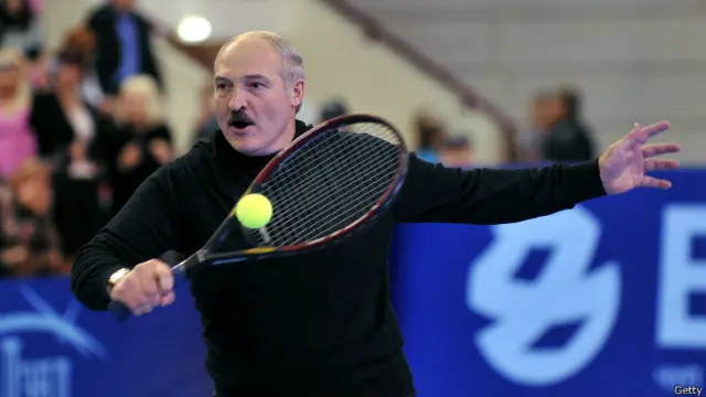 Alexander Lukashenko no tuvo reparos para agarrar una raqueta y participar en un juego de exhibición junto a Caroline Wozniacki y Victoria Azarenka, dos exnúmero uno del mundo.