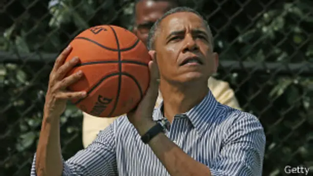 Obama nunca ha ocultado su afición por el baloncesto, deporte que practica de manera regular.