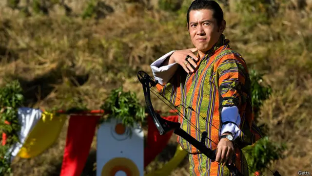 Jigme Khesar Namgyal Wangchuck practica la arquería, el deporte número uno de sus país.