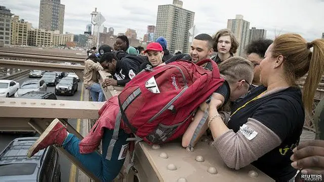 پلیس نیویورک چند معترض را که روی پل قدیمی و معروف بروکلین تجمع کرده و مانع رفت و آمد خودروها شده بودند دستگیر کرد