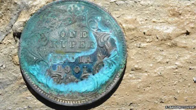 潜水员从二战沉船中打捞出100吨银币- BBC News 中文