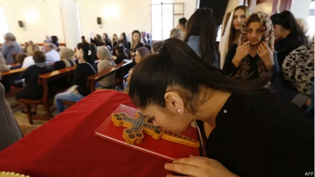 Ассирийские христиане в церкви в Ливане