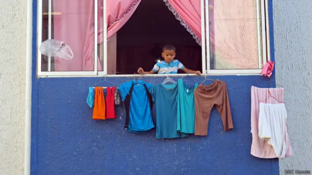 Niños cuelga la ropa