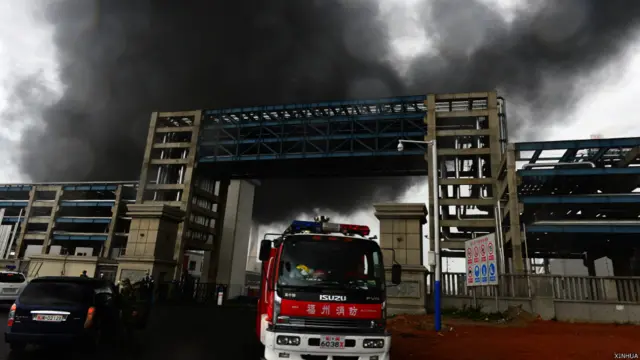 古雷化工漏油起火事故现场消防车通过事故现场大门(新华社图片7/4/2015)