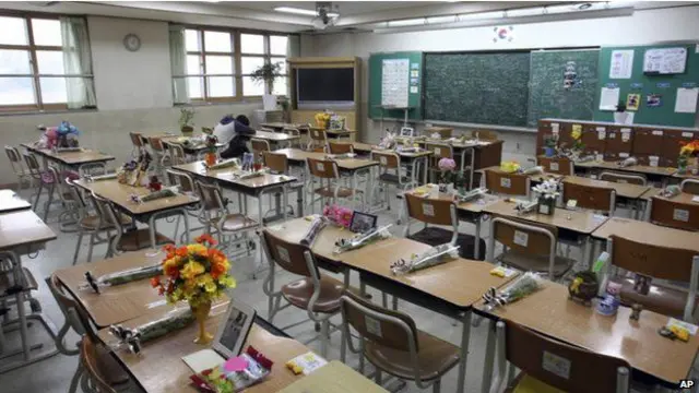 韩国高中在教室悼念世越号船难中丧生的高中生。