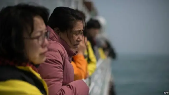 Keluarga penumpang feri Sewol berdoa