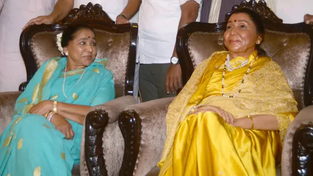 آشا بوسله و مجسمه‌اش