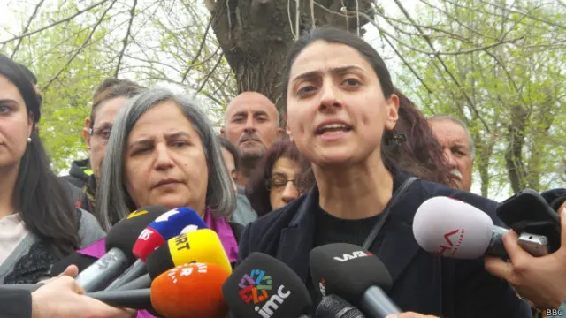 Ezidi kökenli HDP'li aday Feleknaz Uca ile Diyarbakır Belediyesi Eş Başkanı Gültan Kışanak dün kampı ziyaret etti. 