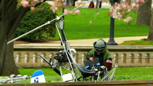  وہ تب تک جہاز سے باہر نہیں آیا جب تک پولیس والوں نے اسے کہا نہیں