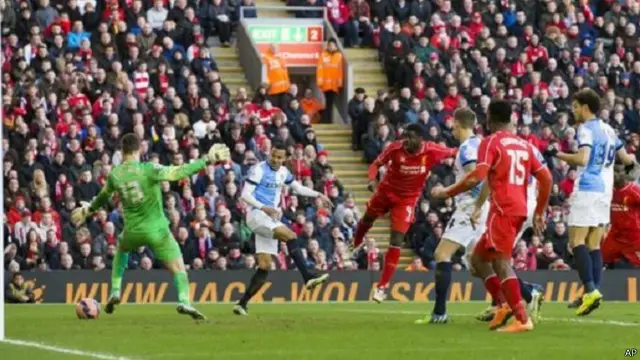 كان الرجلان يؤديان الصلاة بين شوطي مباراة ليفربول وبلاكبيرن في ربع نهائي كأس الاتحاد الإنجليزي 