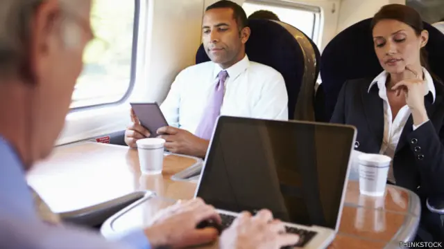 Hombre con computadora.