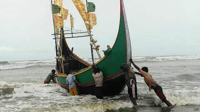 ঝুঁকি নিয়ে কাজের খোঁজে অবৈধভাবে সমুদ্রযাত্রার ঘটনা প্রায়ই শোনা যায় বাংলাদেশে (ফাইল চিত্র)