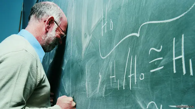 Un profesor se rompe la cabeza tratando de resolver un problema matemático