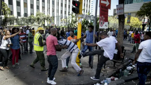 Rue animée en Afrique du Sud illustrant les tensions sociales et les défis de l'immigration.