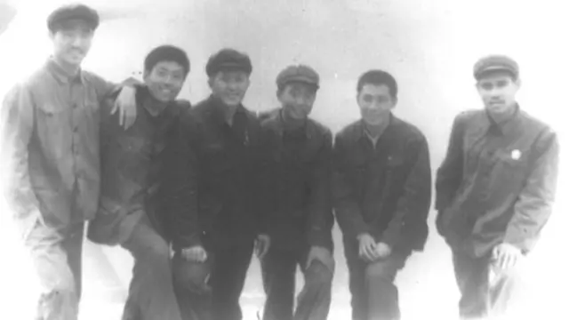 1977年10月，吴思（左二）在山西省昔阳县参观时摄于当地的尚怡水库（照片：吴思提供）