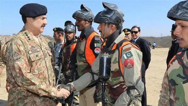 راحیل شریف نے دہشت گردی کے خلاف لڑنے کی خصوصی تربیت حاصل کرنے والے جوانوں سے ملاقات کی