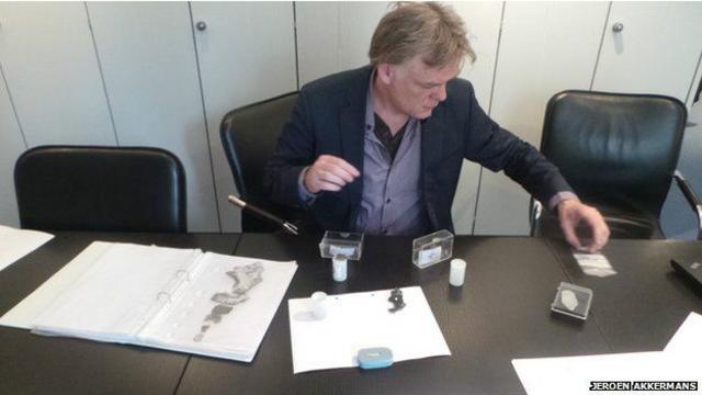 El periodista Jeroen Akkermans junto a parte de sus pruebas.