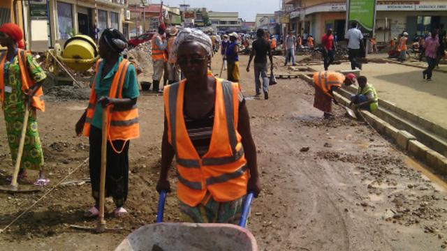 Sur ce chantier de pavage de l'avenue de l'Amitié, ces femmes travaillent comme terrassier et aide maçons 