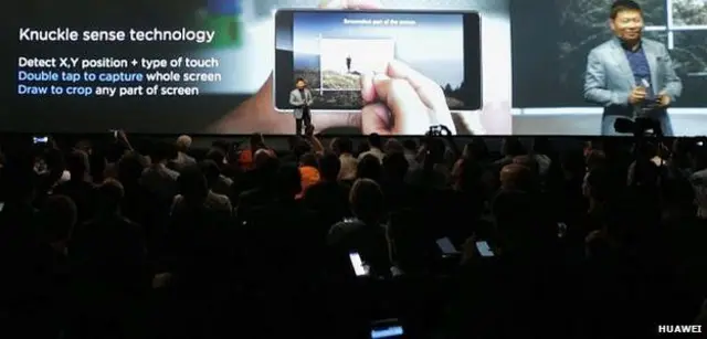 يمكن ربط أربعة هواتف من طراز P8 معا للاستمتاع بنظام تصوير متعدد الكاميرات