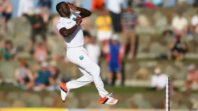 اوپنر اور کپتان ایلسٹر کک اور جاناتھن ٹراٹ کو ٹیلر نے آؤٹ کیا