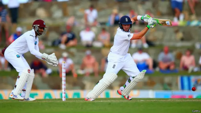 ائین بیل نے 144 رن بنائے