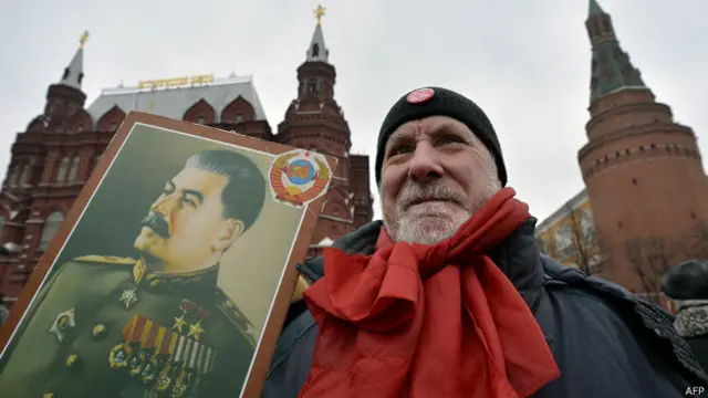 Мужчина с портретом Сталина в центре Москвы