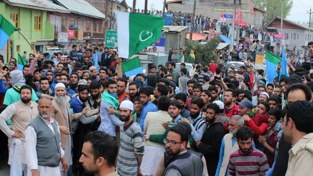 پاکستانی پرچم لہرانے کا واقعہ سید علی شاہ گیلانی کی کشمیر واپسی کے موقع پر منعقدہ استقبالیہ ریلی میں پیش آیا تھا