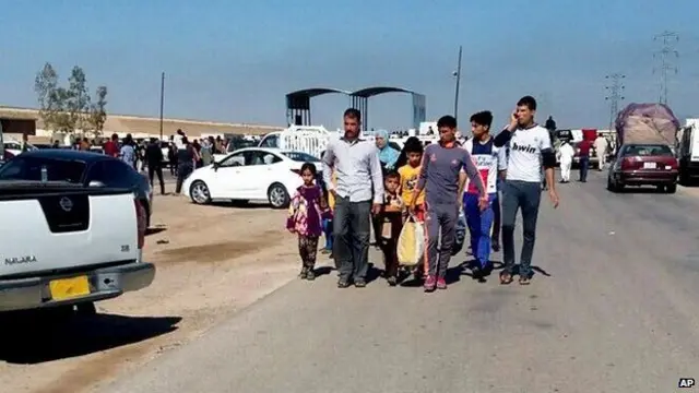 عراق کے مغربی شہر رمادی اور اس کے ارد گرد کے علاقوں میں بڑھتے ہوئے تشدد کے بعد گذشتہ ہفتے سینکڑوں افراد شہر چھوڑ کر بھاگ گئے تھے