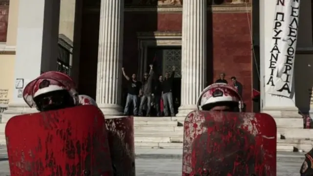 Üzerlerine kırmızı boyalar atılan Yunan polisi, Atina Üniversitesi'nde