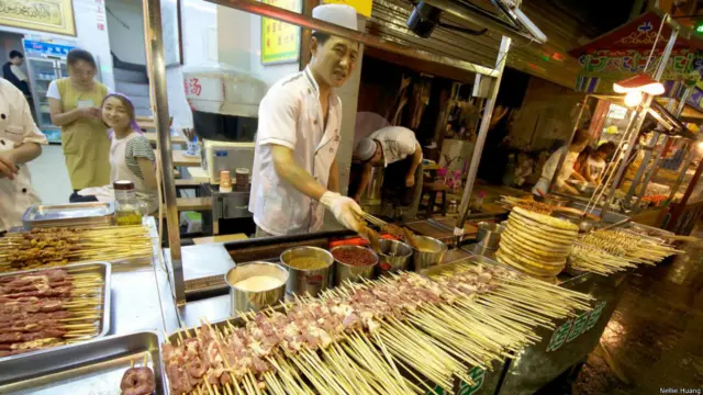 Đồ ăn kiểu Hồi, đa phần đều được chứng nhận là làm bằng thực phẩm được chế biến theo kiểu Hồi giáo, halal, mà Trung Quốc gọi là thực phẩm thanh trấn, là một trong những nét rất hấp dẫn của khu quận Hồi giáo.
Tuy thành phần chủ yếu là thịt cừu non hoặc cừu già, nhưng người Hồi Tây An đã kết hợp rất khéo với các cách thức nấu nướng kiểu Trung Hoa, như om hoặc nướng.
Một số món điển hình nhất của khu quận này là món chuanr (xuyến nhi - tức thịt xiên nướng), bánh mỳ bẹt na'an và món dương nhục bào mô, tức bánh mỳ bẹt xé nhỏ thả vào bát súp cừu. Đó là nguồn năng lượng hoàn hảo cho một ngày lang thang khám phá lịch sử Hồi giáo rực rỡ của Tây An. (Hình: Nellie Huang)