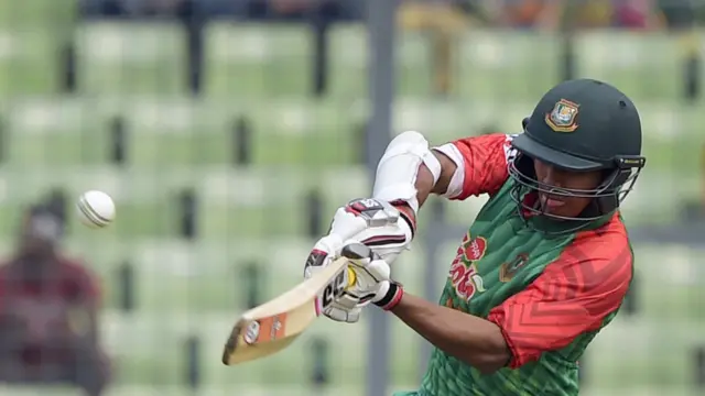 بنگلہ دیش کے سومیا سرکار نے تمیم اقبال کے ساتھ پہلی وکٹ کی شراکت میں 48 رنز بنائے۔