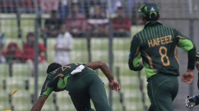 میرپور کے شیرِ بنگلہ کرکٹ سٹیڈیم میں کھیلے جا رہے پہلے میچ میں بنگلہ دیش نے پاکستان کو جیتنے کے لیے 330 رنز کا ہدف دیا ہے۔