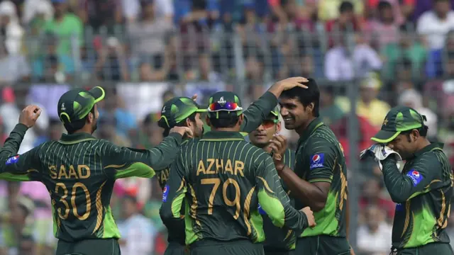 پاکستان کی جانب سے وہاب ریاض نے چار اور راحت علی نے ایک کھلاڑی کو آؤٹ کیا۔