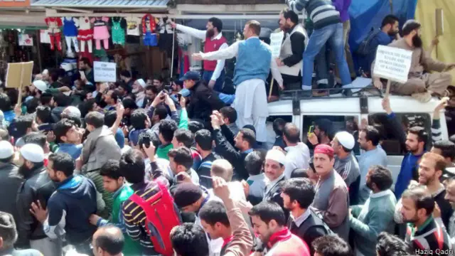 घाटी में प्रदर्शन