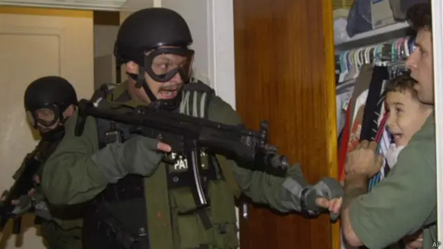 Elián y Donato apuntados por un agente 