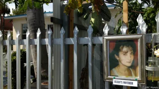 Foto madre de Elián en entrada de la casa