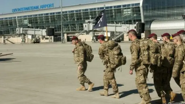 ABŞ desantçıları Lvov hava limanında.
