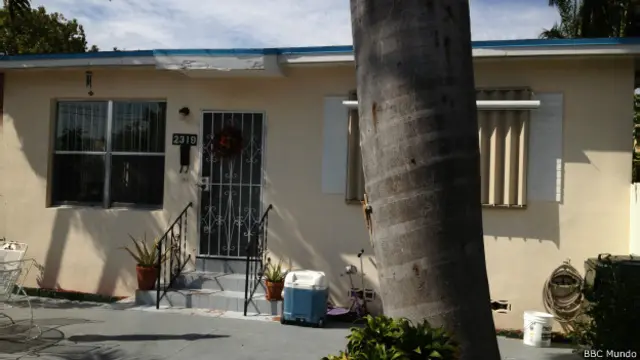 Díaz, el fotógrafo, logró colarse entre las decenas de personas que estaban en la entrada e ingresar a la casa.