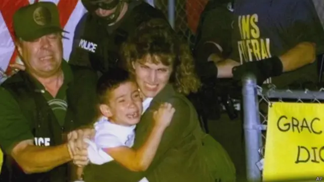 El niño fue sacado llorando por una agente mujer, a la que Dalrymple le pasó a Elián luego de una breve negociación.