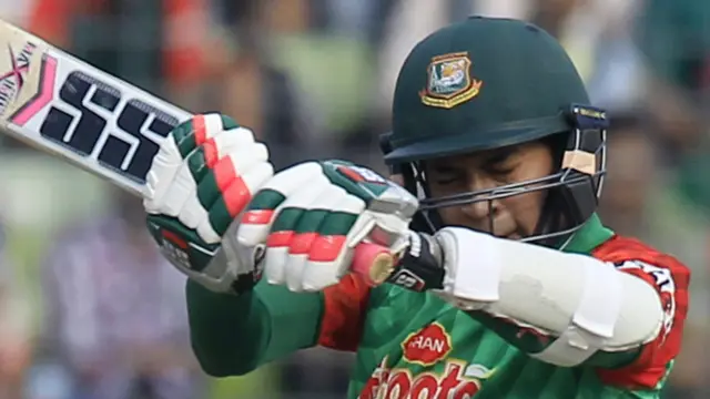 بنگلہ دیش کے دوسرے نمایاں بلے باز مشفق الرحیم رہے، انھوں نے 13 چوکوں اور دو چھکوں کی مدد سے 106 رنز بنائے۔ مشفق نے اپنی سینچری صرف 69 گیندوں پر مکمل کی۔