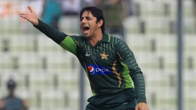 غیرقانونی بولنگ ایکشن کے باعث معطلی کے بعد واپس آنے والے سعید اجمل نے دس اووروں میں بغیر کوئی وکٹ لیے 74 رنز دیے، جو ان کے کریئر کی مہنگی ترین بولنگ ہے۔