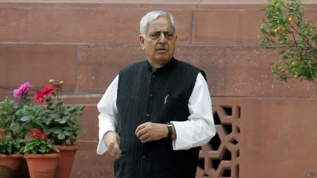 اکثر مبصرین کہتے ہیں کہ مفتی سعید کی حکومت آغاز سے ہی نئی دہلی کے دباؤ میں رہی ہے