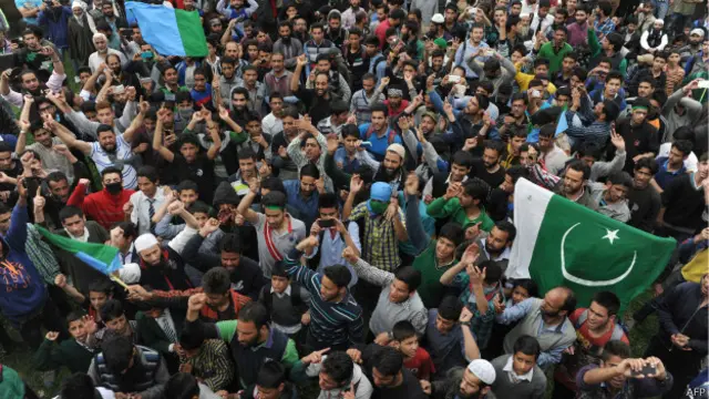 پاکستان کشمیریوں کو مذاکراتی عمل میں فریق سمجھتا ہے اور مسئلہ کشمیر کو سہ فریقی مذاکرات کے ذریعہ حل کرنے پر آمادہ ہے