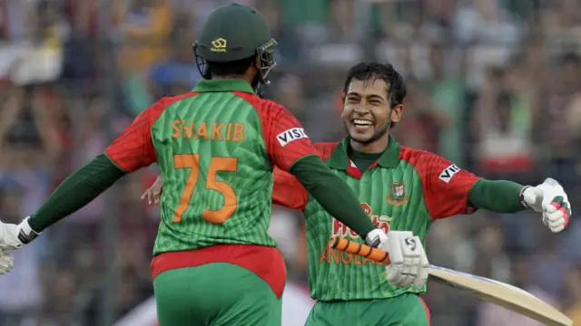 تمیم اقبال نے 15 چوکوں اور تین چھکوں کی مدد سے 132 جبکہ مشفق الرحیم نے 13 چوکوں اور دو چھکوں کی مدد سے 106 رنز بنائے۔