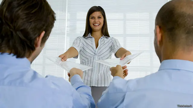 Начальница раздает задания