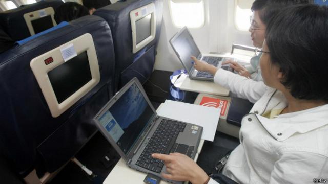 Pasajeros conectados a internet en un avion