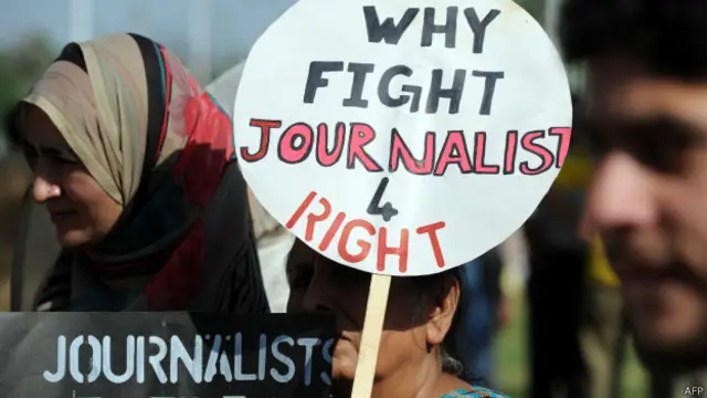 پاکستان کا الیکٹرونک میڈیا اتنے برسوں کی جدوجہد کے باوجود اس موڈ پر کھڑا ہے جہاں خوف اور دباؤ کے ہاتھوں صحافت مجبور ہے