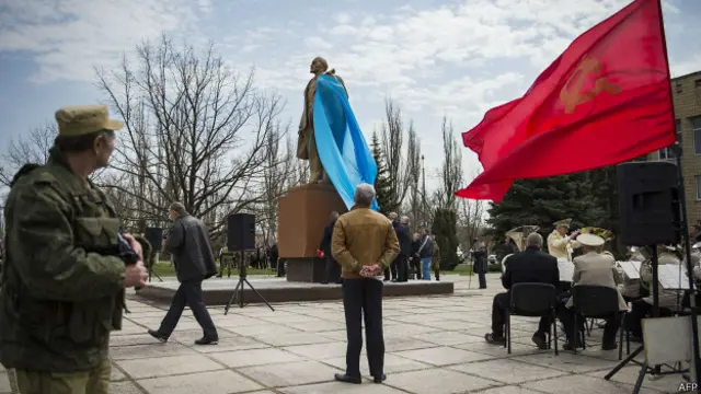 А тим часом у Новоaзовську, що перебуває під контролем "ДНР", відновили раніше знесений пам'ятник Леніну