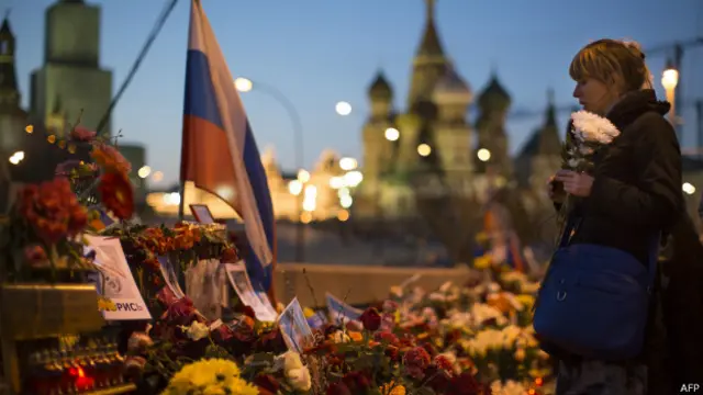 У стихийного мемориала Немцову