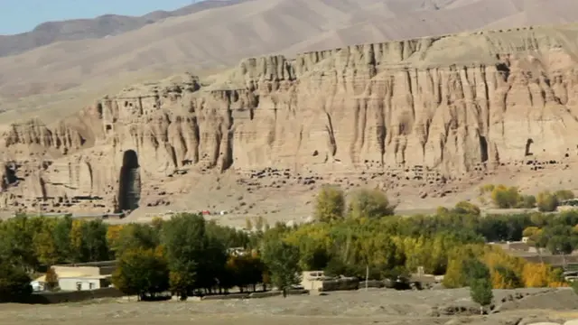 باميان د بودا د دوو سترو مجسمو په لرلو سره د نړيوالو سېلانيانو پام وړ ځاى و، خو وسله والو طالبانو په ٢٠٠١ ميلادي کال کې دغه مجسمې د باردو او لمبو په زور خاورې ايرې کړې.